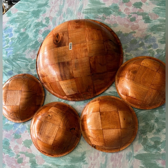 1970’s Weaved Wood 14” Salad Bowl with 4 - 8” bowls - Picture 6 of 11